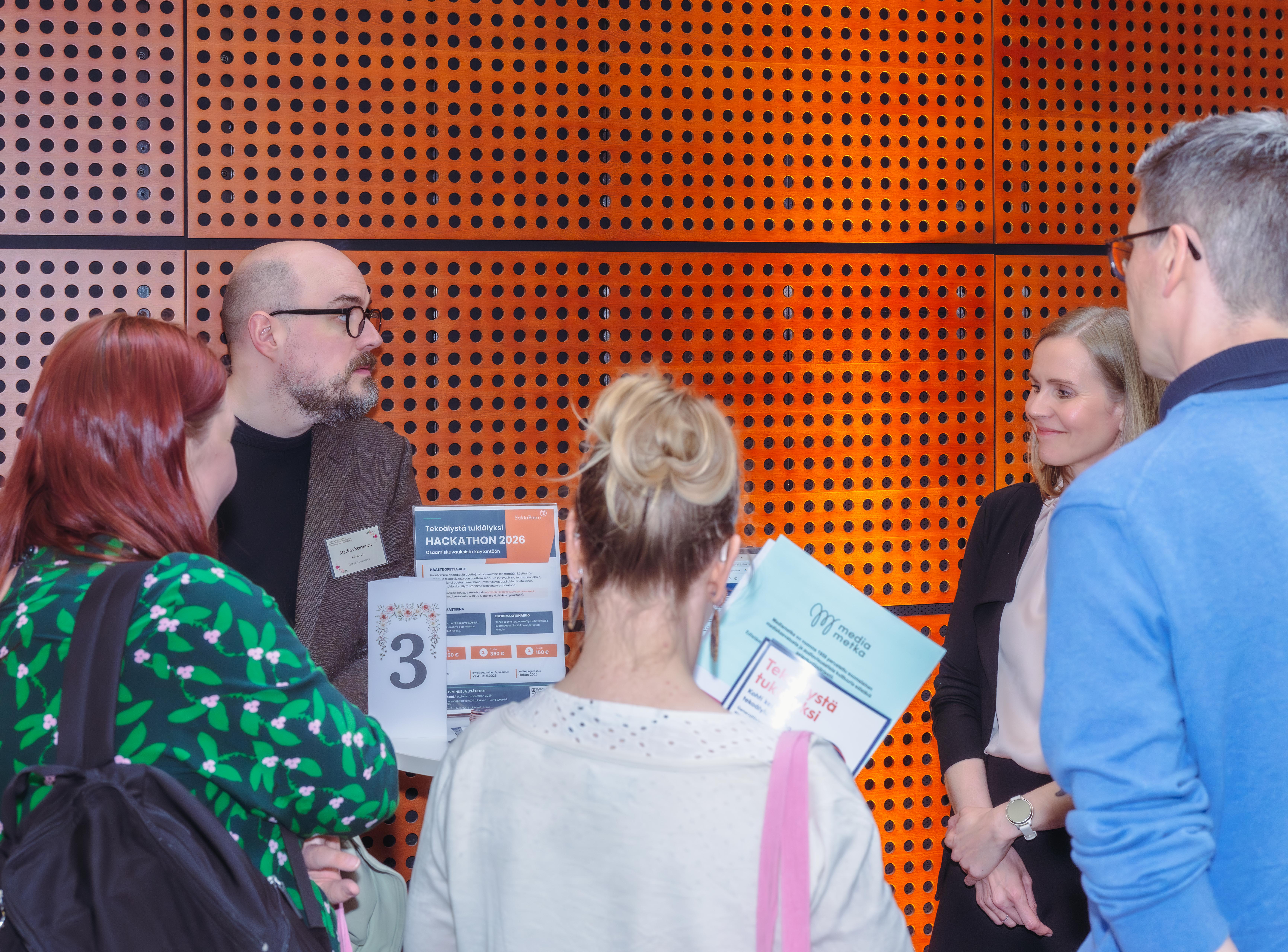 Faktabaari esittelee tekoälylukutaidon kuvauksia Mediakasvatusfoorumilla 27.5.2026. Kuva: Ville Sohn, Taide- ja kulttuurivirasto Faktabaari esittelee Tekoälylukutaidon kuvauksia Mediakasvatusfoorumissa 27.5.2026. Kuva: Ville Sohn, Taide- ja kulttuurivirasto
