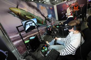 Ihminen pelaa virtual reality -lasit päässään tietokonepeliä.